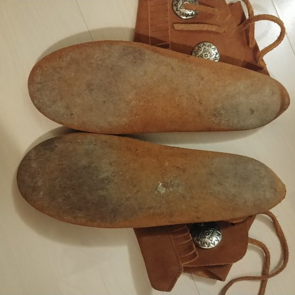size 8 Minnetonka moccassings - Picture 3 of 6